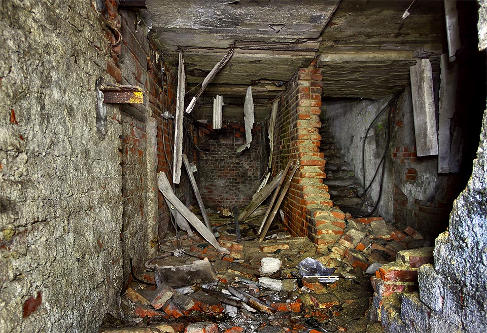 V roce 2014 bylo ještě jednoduše možné proniknout do polozřícených sklepů budovy. Ve spletitém labyrintu člověk brzy ztratil orientaci.