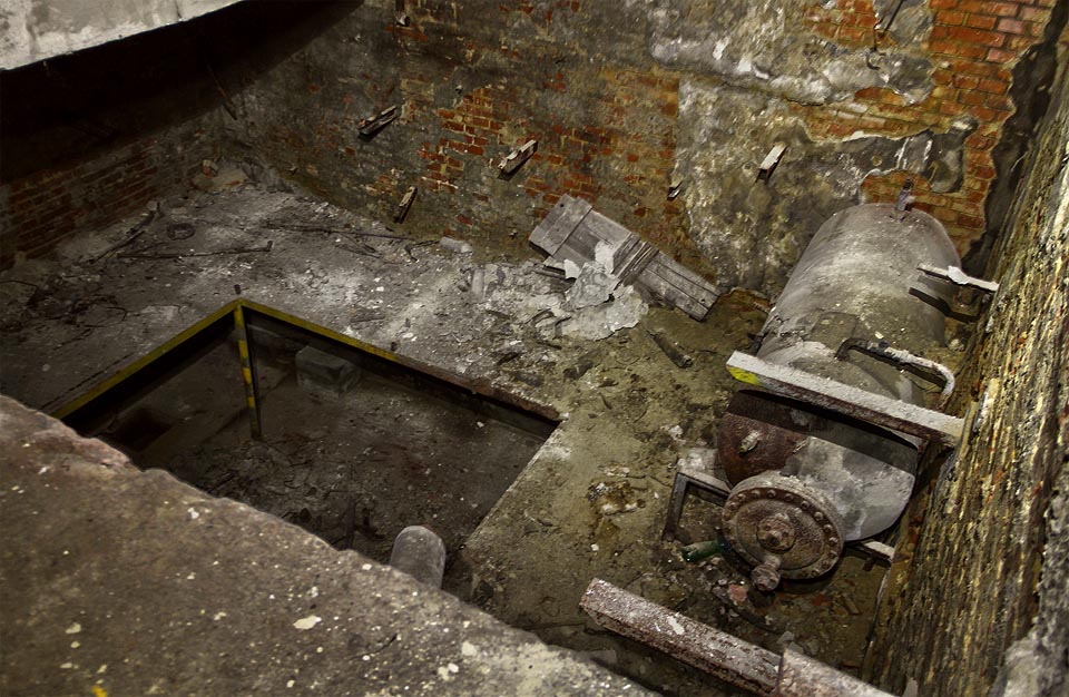 O další patro hlouběji se pod zemí nacházela kotelna a pod ní dokonce třetí podzemní patro. Hluboko pod povrchem historického předměstí se človek cítil nevyslovitelně stísněně - obklopen těžkou zemí, prosáklou osudy generací textilních dělníků z předměstí.