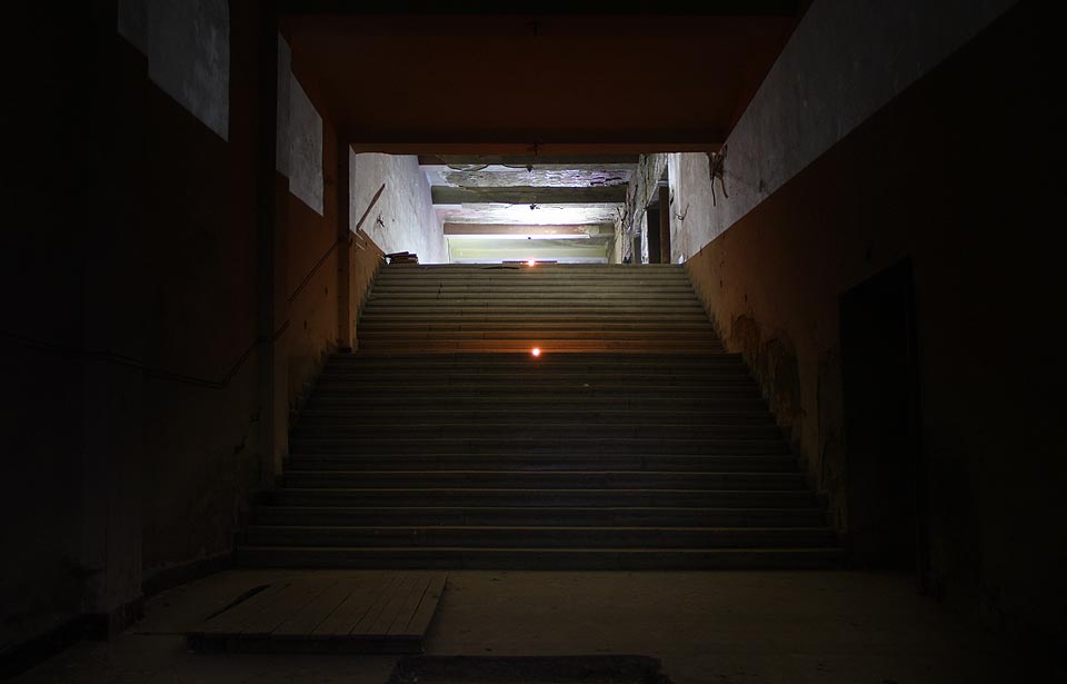 Po schodišti na jejím konci se vždy po skončení promítání valily davy diváků plny dojmů zpět na ztemnělou Jusovu/Dělnickou/Marxovu/Spolkovou ulici.