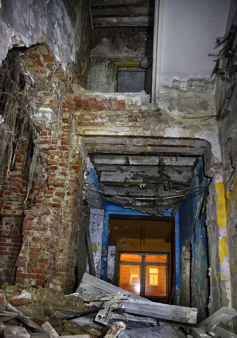 Vinou zanedbané údržby a zatékání se dřevněé konstrukce původního dělnického domu na počátku 21. století zhroutily.