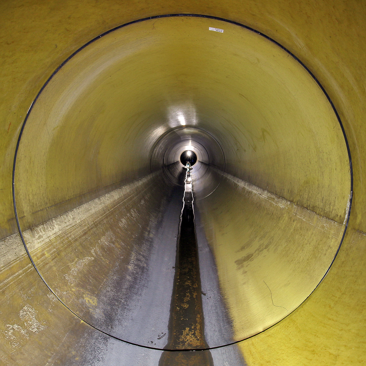 Vnitřní povrch rour je tvořen hladkou vrstvou sklolaminátu, která je na pohled hezká, ve skutečnosti však sterilně nudná. V předklonu (nebo vleže na skejtu) lze jen mírně se zužující rourou putovat přes 2 km. Vnitřní povrch rour je tvořen hladkou vrstvou sklolaminátu, která je na pohled hezká, ve skutečnosti však sterilně nudná. V předklonu (nebo vleže na skejtu) lze jen mírně se zužující rourou putovat přes 2 km.