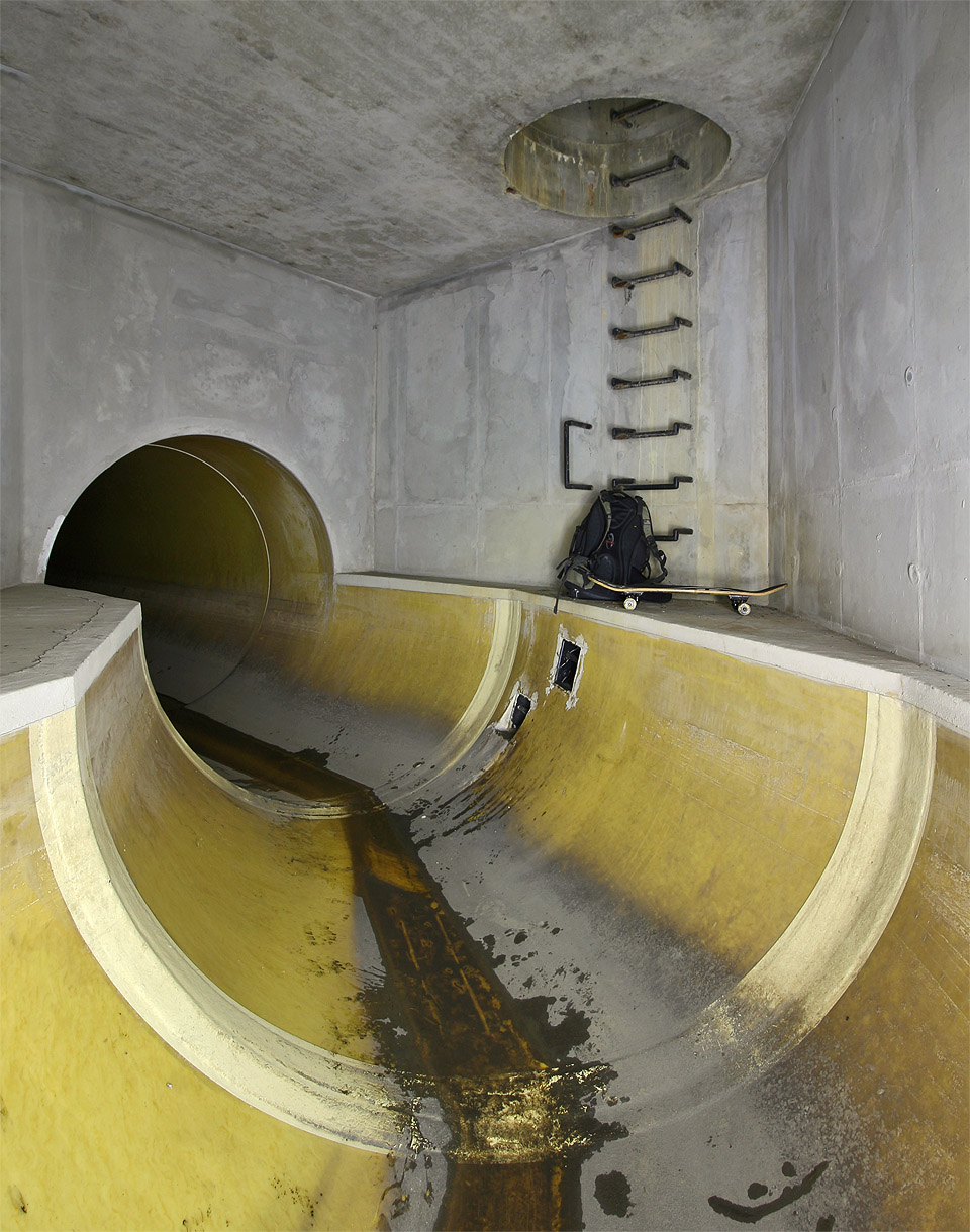 Výjímečně, při silných deštích, dosahuje voda až po hranu půlkruhového koryta. Po naprostou většinu času je tu nicméně klid a průtok (čisté) vody takřka neznatelný. Výjímečně, při silných deštích, dosahuje voda až po hranu půlkruhového koryta. Po naprostou většinu času je tu nicméně klid a průtok (čisté) vody takřka neznatelný.