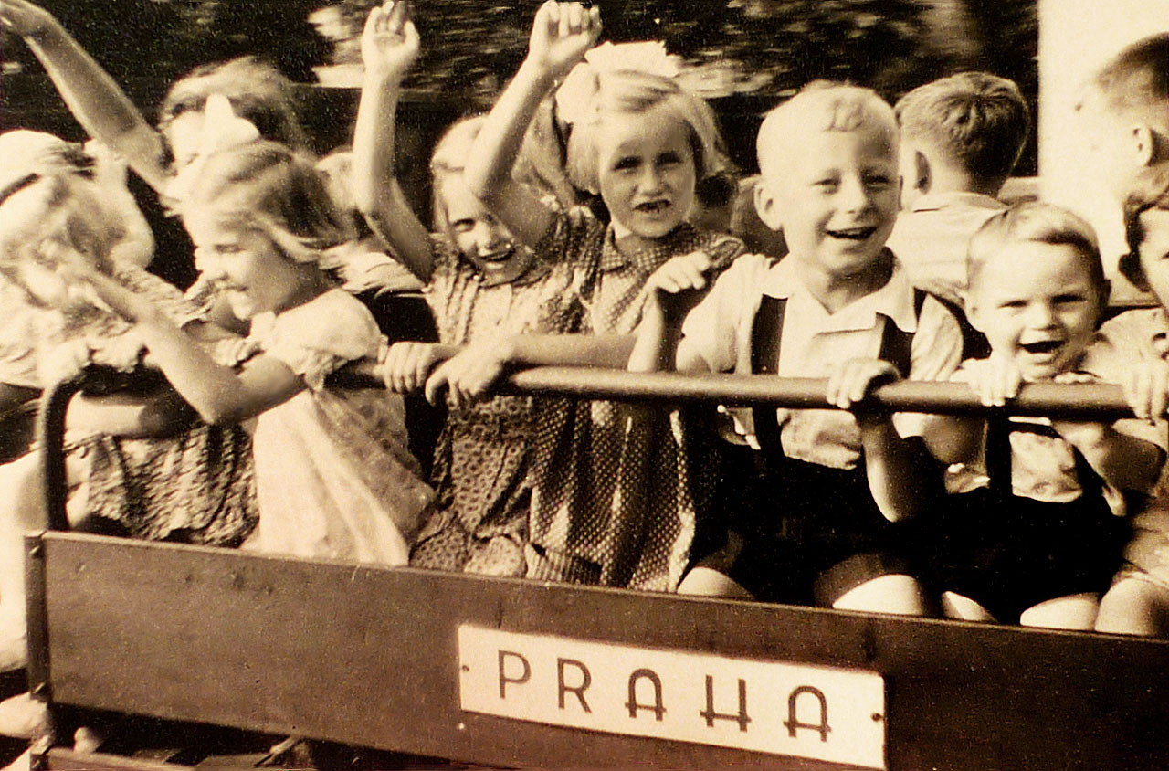 Vozy byly popsány jmény měst, ve kterých sídlily správy tehdejších drah. V Československu jich bylo šest: Plzeňská, Pražská, Ústecká, Ostravská (se sídlem v Olomouci), Bratislavská a Košická. Záhadou zůstává, která dráha přišla zkrátka neboť vozů bylo na úzkokolejce pouze 5. Foto M. Hartl.