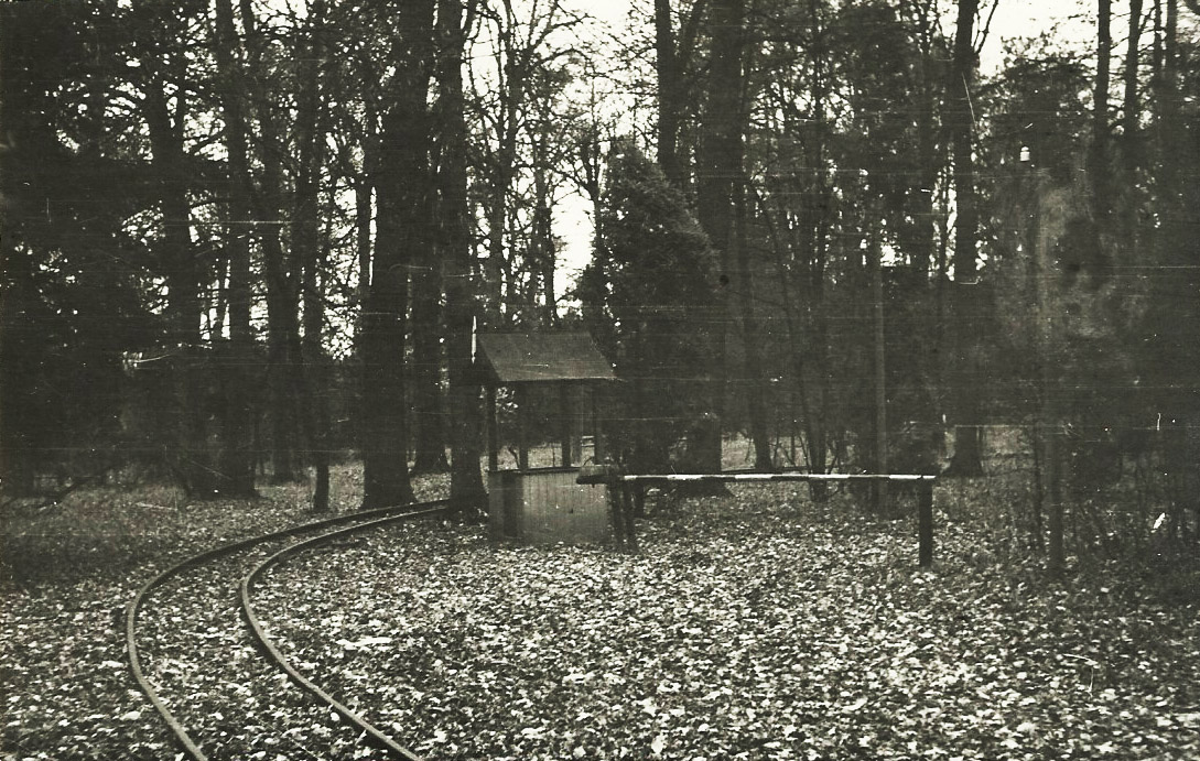 Záběr z trasy dráhy (zřejmě severní cíp parku Michalov) - stanoviště závoráře a ručně ovládané závory. Ze snímku je dobře patrné, že rozchod dráhy byl víc než obvykle uváděných 600 mm. Datum snímku je pouze přibližné, autorem je Vladimír Mokošín.