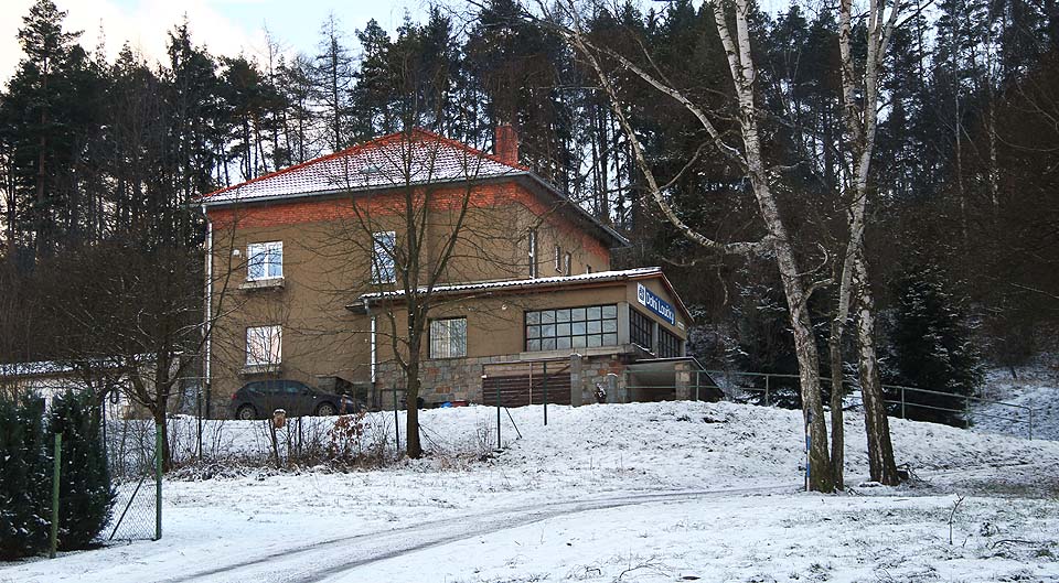 Budově (nikoliv výpravní, neboť jde o zastávku) dominuje v roce 2015 již nepoužívaná přístavba čekárny a výdejny jízdenek.