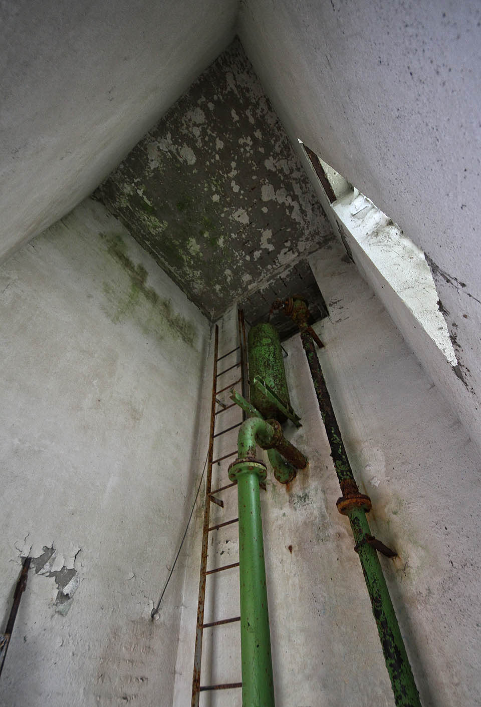 Jednoduchá konstrukce armatur uvnitř a žebřík, po kterém musí vyšplhat nahoru každý, kdo se chce dostat dolů.