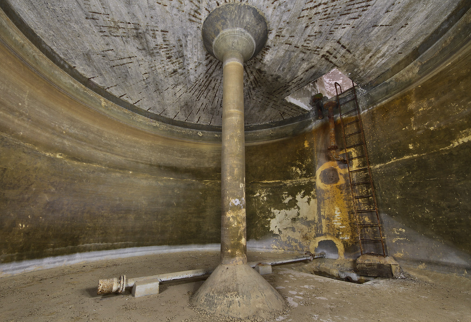 Dno nádrže s charakteristickým středovým pilířem. Ozvěna se lomí od kruhové stěny a dodává sebetiššímu zvuku zvláštní hlubinnou barvu.