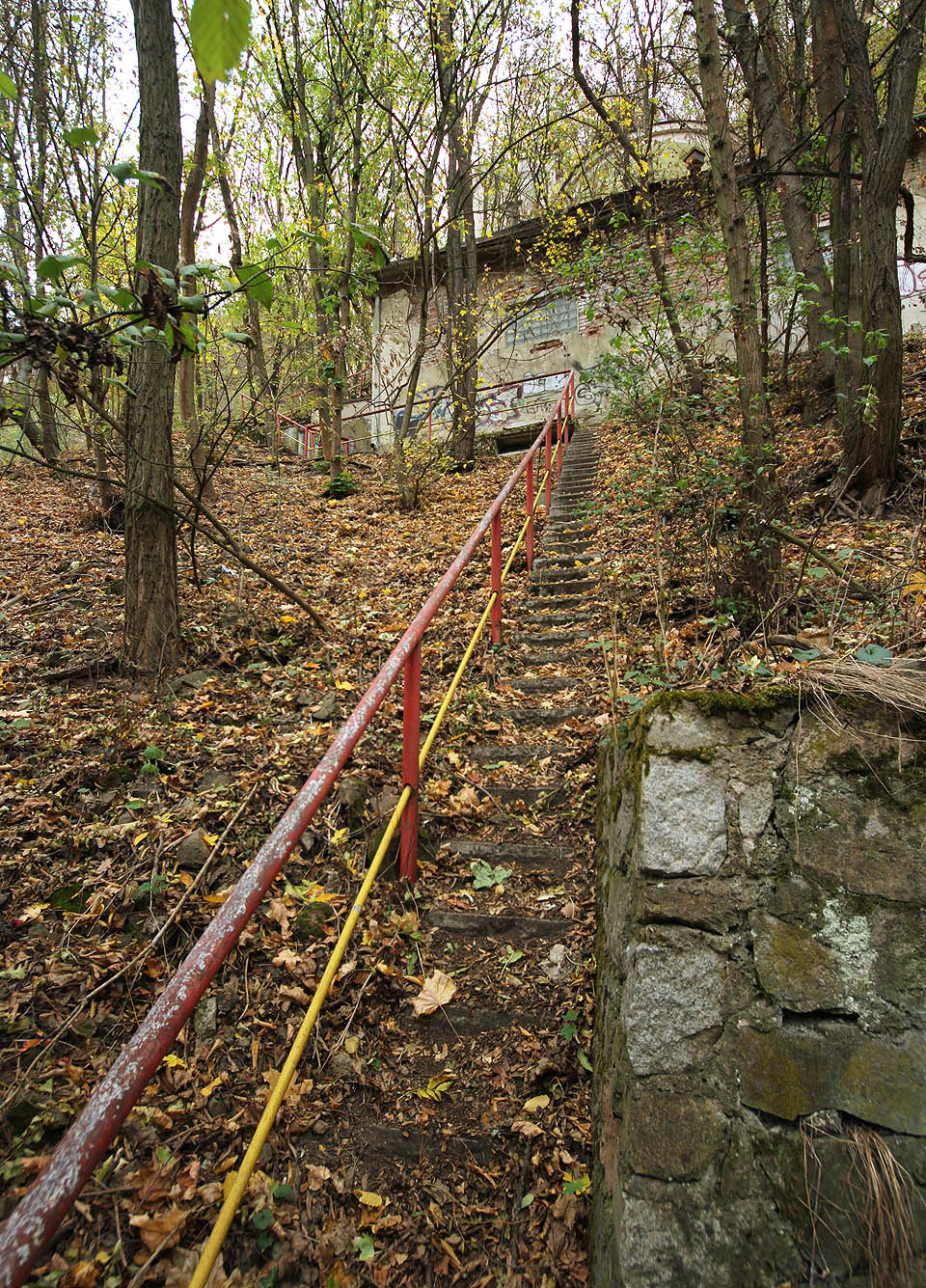 Protože lanovka jak v Čiatuře tady nejezdí, nezbývá, než vyšlapat schody k dávno opuštěným a poněkud záhadným stavbám na úbočí svahu pěšky.
