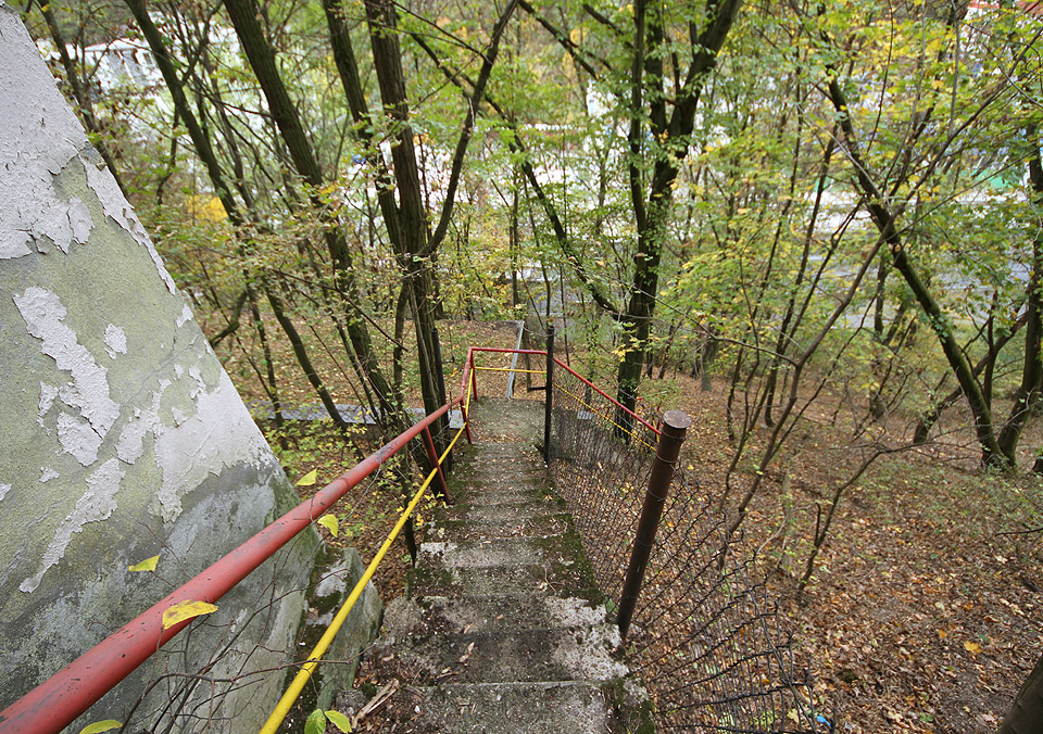 Pohled odlů zpátky na strojírnu je hoden výhledu nepálských šerpů. Stavba v tak strmém prostředí musela být sama o sobě zajímavá - dělníci jistě využili k dopravě materiálu také nedalekou pozemní úzkokolejnou lanovku.