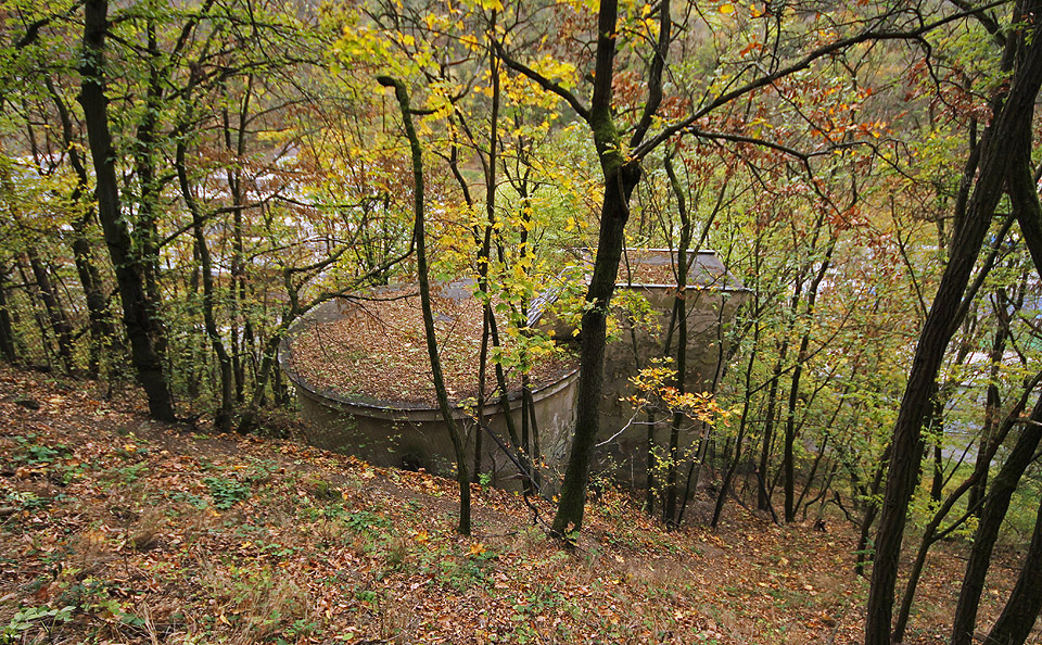Poslední pohled na dolní vodojem před sestupem do podzemí. Tentokrát shora.