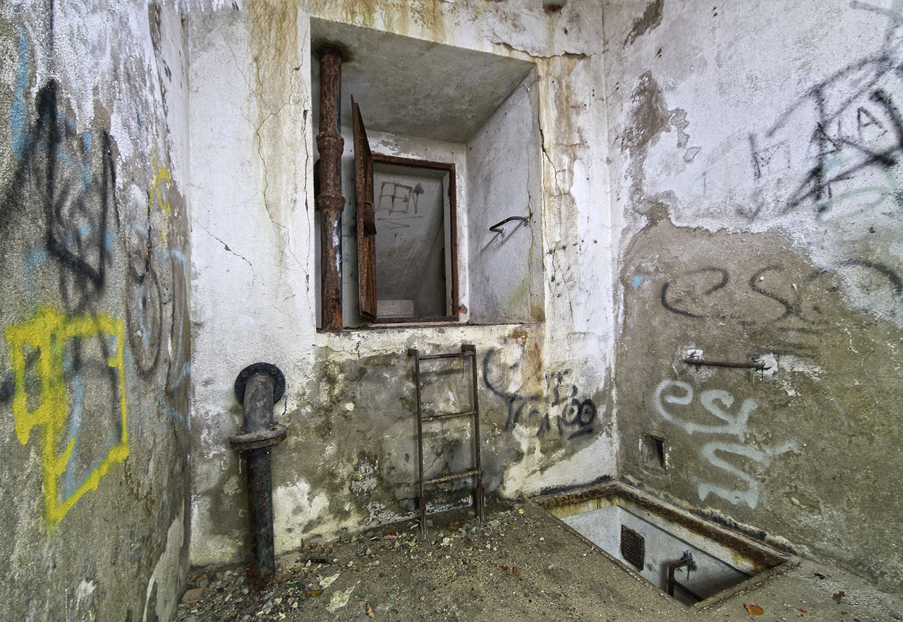 Také uvnitř není stav zařízení nejlepší. Ze vstupní chodbice lze sestoupit dolů do šoupátkové komory nebo ocelovými vraty rovně do vlastní nádraže vodojemu.