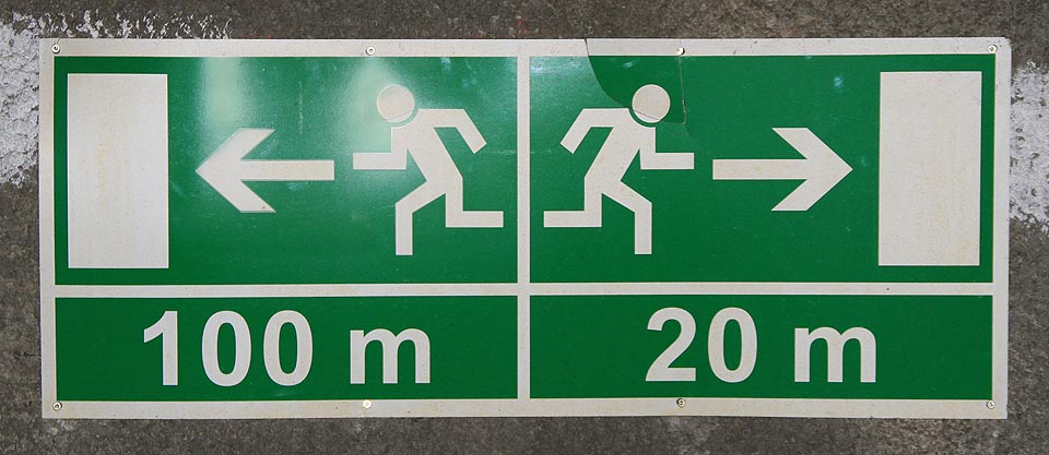 Po rekonstrukci v roce 2012 zdobí tunel přeskrásné moderní cedulky z plastu.