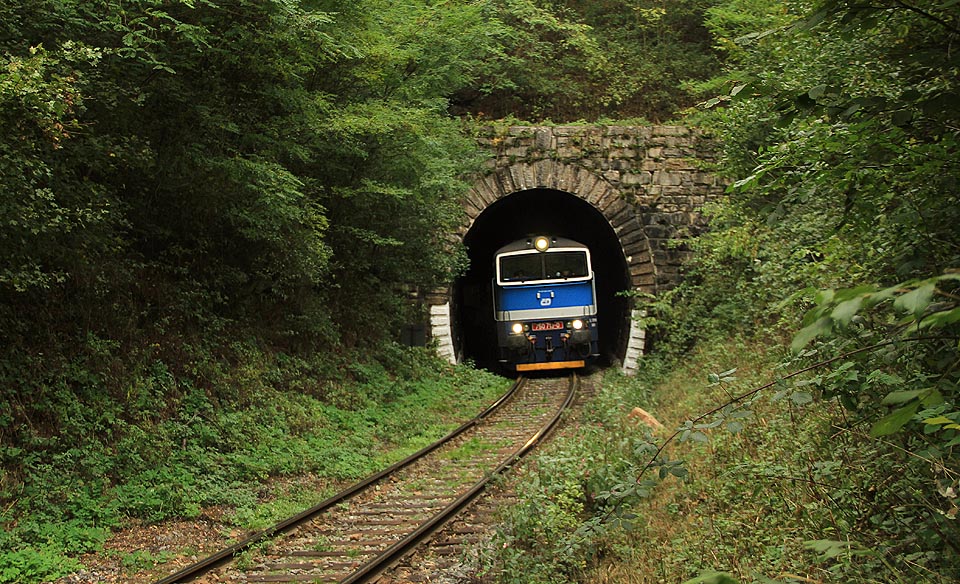 Spěšný vlak 1637 Pernštejn uzavírá v nedělní podvečer víkendový provoz klasických souprav na trati 251 dne 4. října 2015.