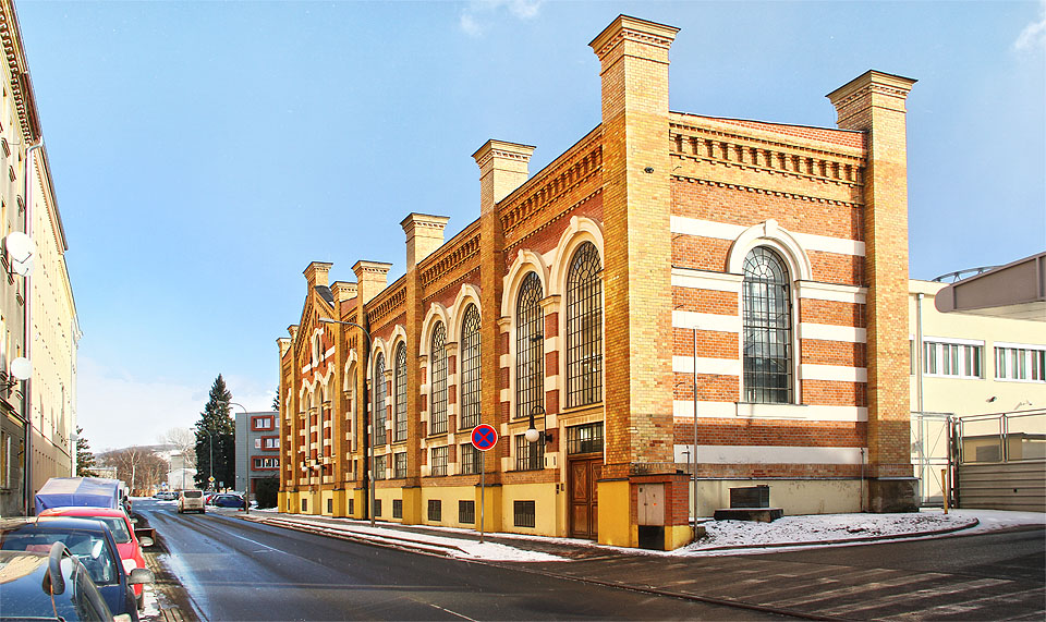 Elektrárna při pohledu od jihozápadu. Na pravé straně je dobře vidět prostor po zbourané hlavní hale (kdyby šlo o kostel, řekneme lodi) - na straně do ulice se nachází jen nižší severovýchodní křídlo původní stavby.