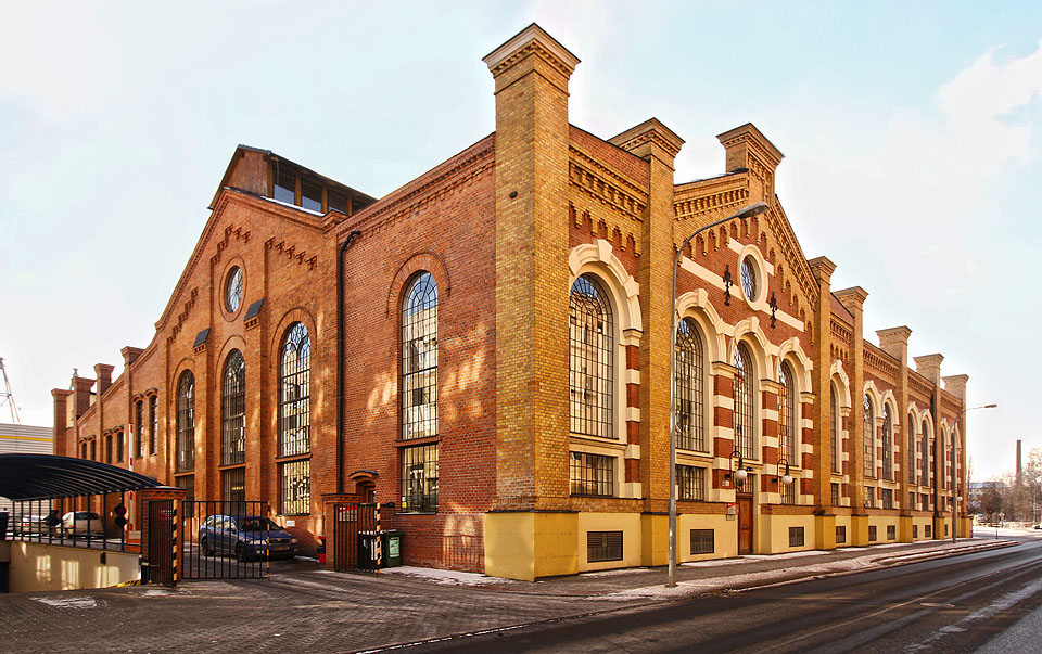 První městská brněnská elektrárna při pohledu od severu z křižovatky ulic Plynárenské a Radlasu. Z tétio strany je dobře vidět, že „hloubka“ stavby od ulice dovnitř areálu byla dřív podstatně větší.