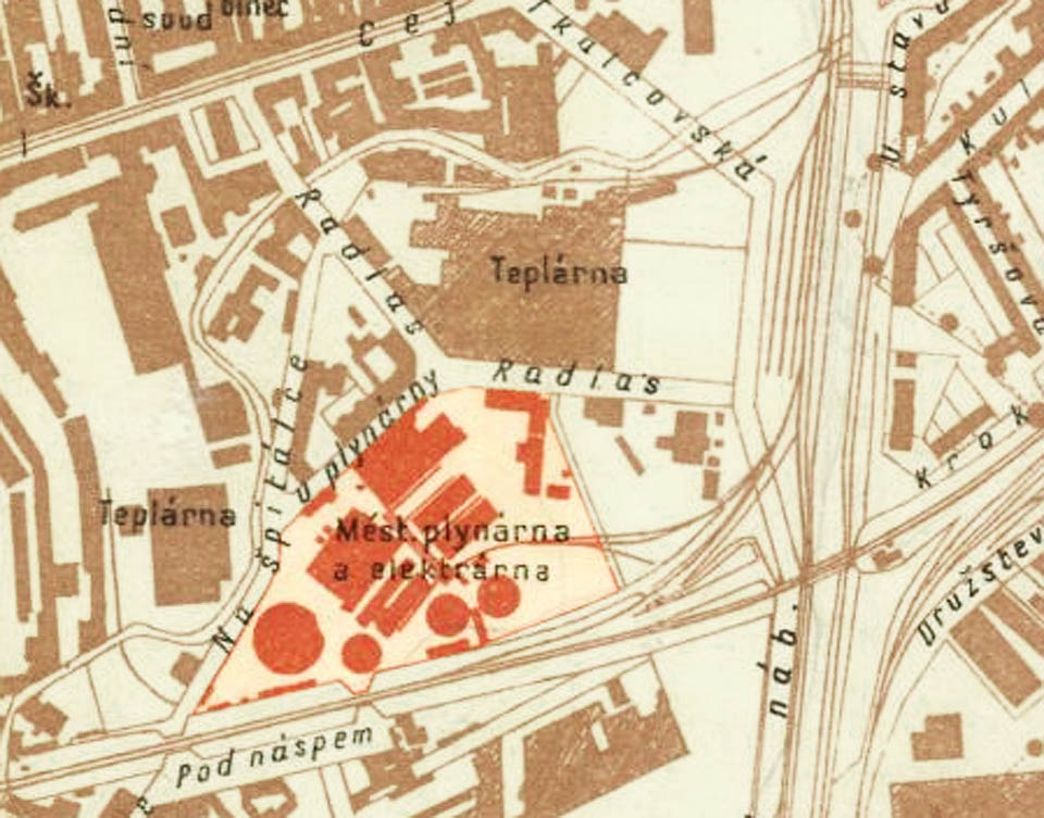 Brněnská plynárna a elektrárna na plánu města z roku 1936 (v době, kdy zde již k výrobě elektřiny nedocházelo). Dobře je patrná dnes již neexistující vlečka vedoucí kolem areálu zrušené spalovny odpadů (smetárny), západně od elektrárny tehdy nově postavená teplárna, odbočení Staré Tišnovky z hlavní trati na Svitavskou pobřežní dráhu ústící na břehu Svitavy do čtyřkolejného nákladiště Radlas. Druhý nápis „Teplárna“ severně od plynáren zůstává doposud nevysvětlen - nachází se totiž v areálu textilní továrny (později n.p. Mosilana).