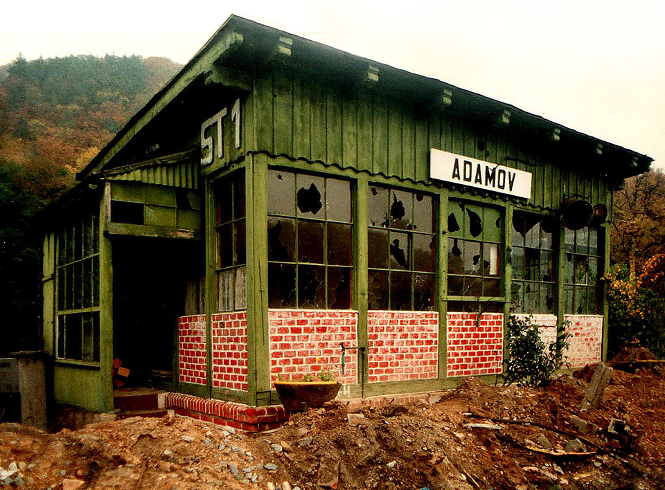 Vstupní brána do města - stavědlo 1 železniční stanice Adamov. Dnes na jeho místě už nejsou ani rozvaliny (datum pouze orientační).