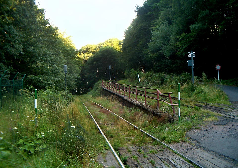 Úvraťový vjezd do stanice. Zespodu od zastávky Střelná v Krušných horách a dále nahoru k zastávce Mikulov v Krušných Horách.