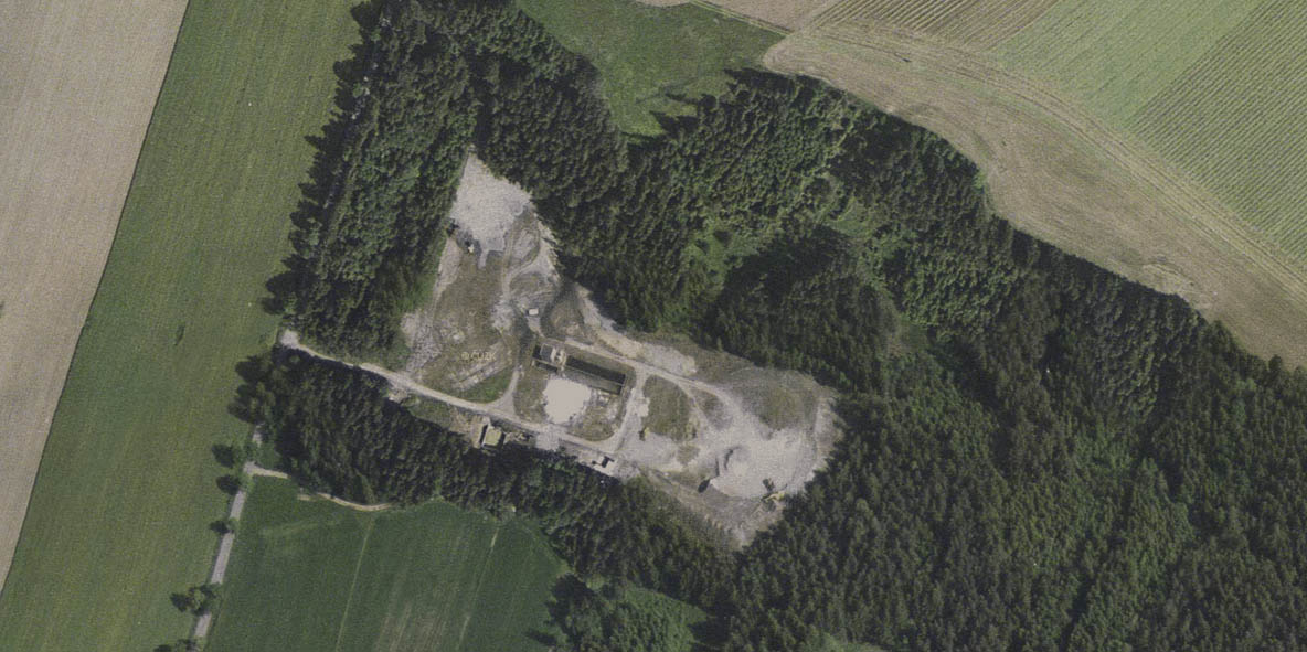 A toto je podoba dolu Brzkov při probíhající sanaci v roce 2004 (některé budovy na místě zůstaly až do roku 2006).