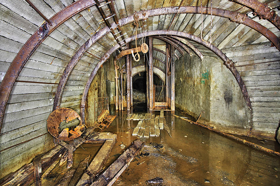 Náraží slepé jámy, která padá přes 50 m hlouběji pod zem. Navazující úpadnice sahají až do hloubky 125 m pod úroveň hlavní štoly.