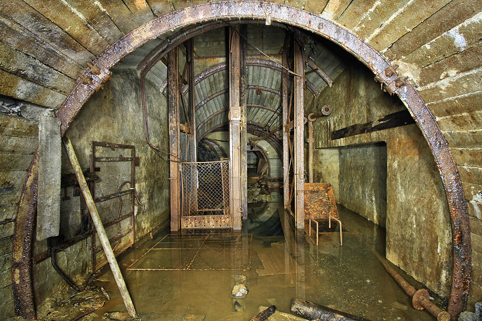 Slepá jáma s otevřeným poklopem lezního oddělení (vpravo).