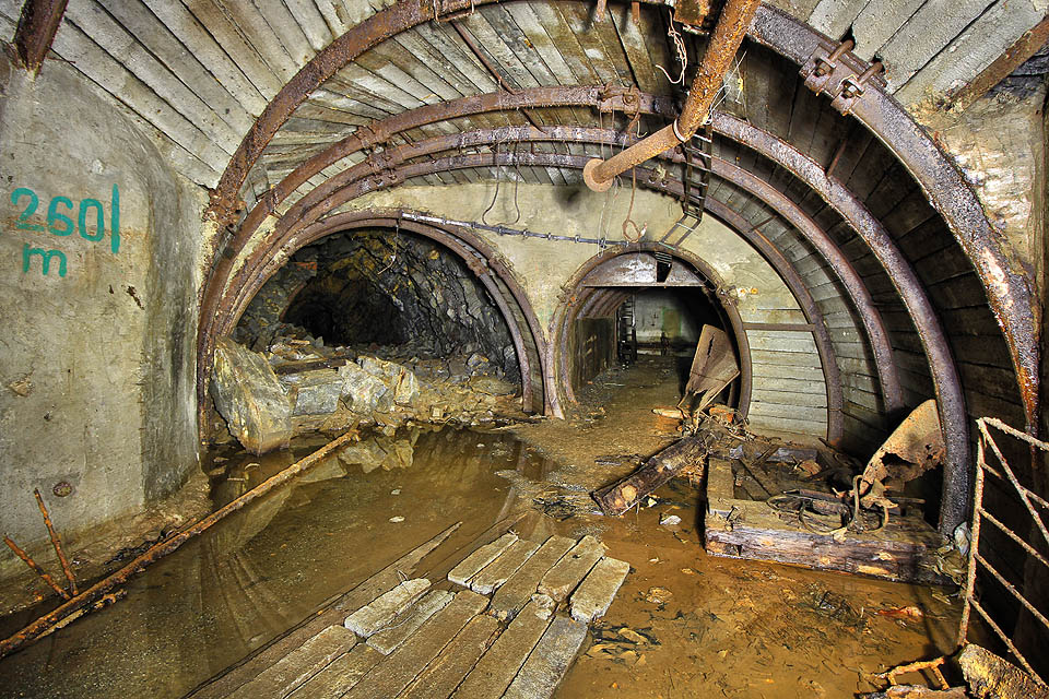 Náraží slepé jámy s chodbou oběhu vozů (vlevo).