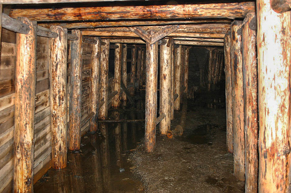 Takto vypadá stejné místo v roce 2017. V rámci prací na zpřístupnění dolu majitelé vybudovali novou výztuž a umožnili tak bezpečný pohyb v dole.