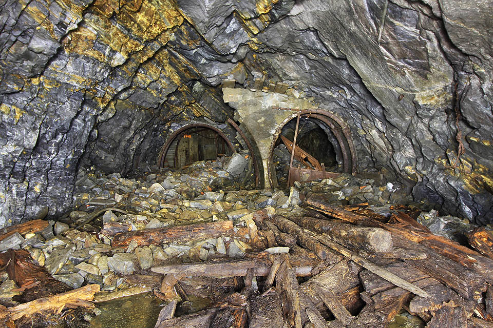 Křížení chodby oběhu vozů (vlevo) a štoly 1201 (vpravo).