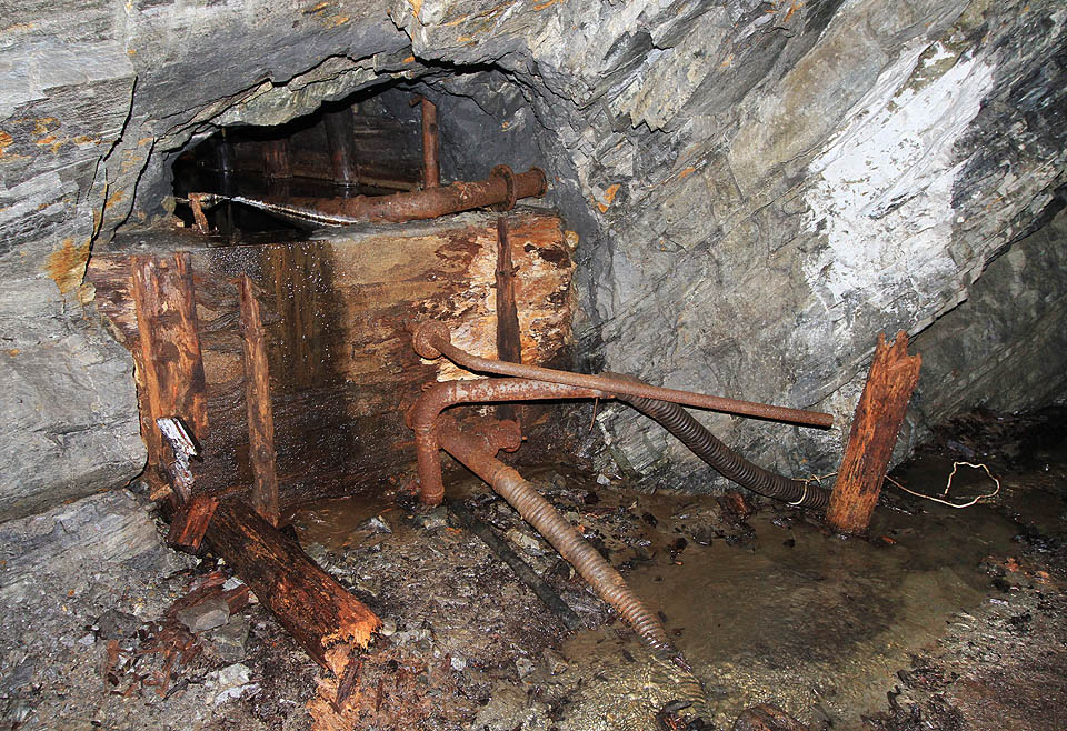 Hrázka pro zachytávání technologické vody v jedné z bočních štol.