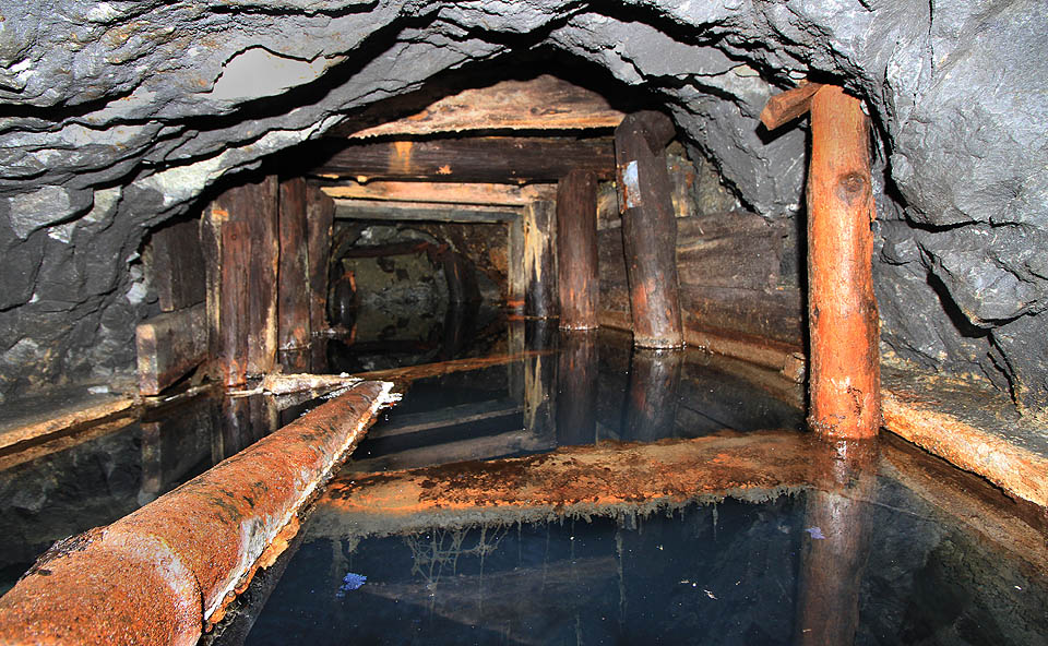 Za betonovou hrázkou tiše dlí pár desítek tisíc litrů modré vody.