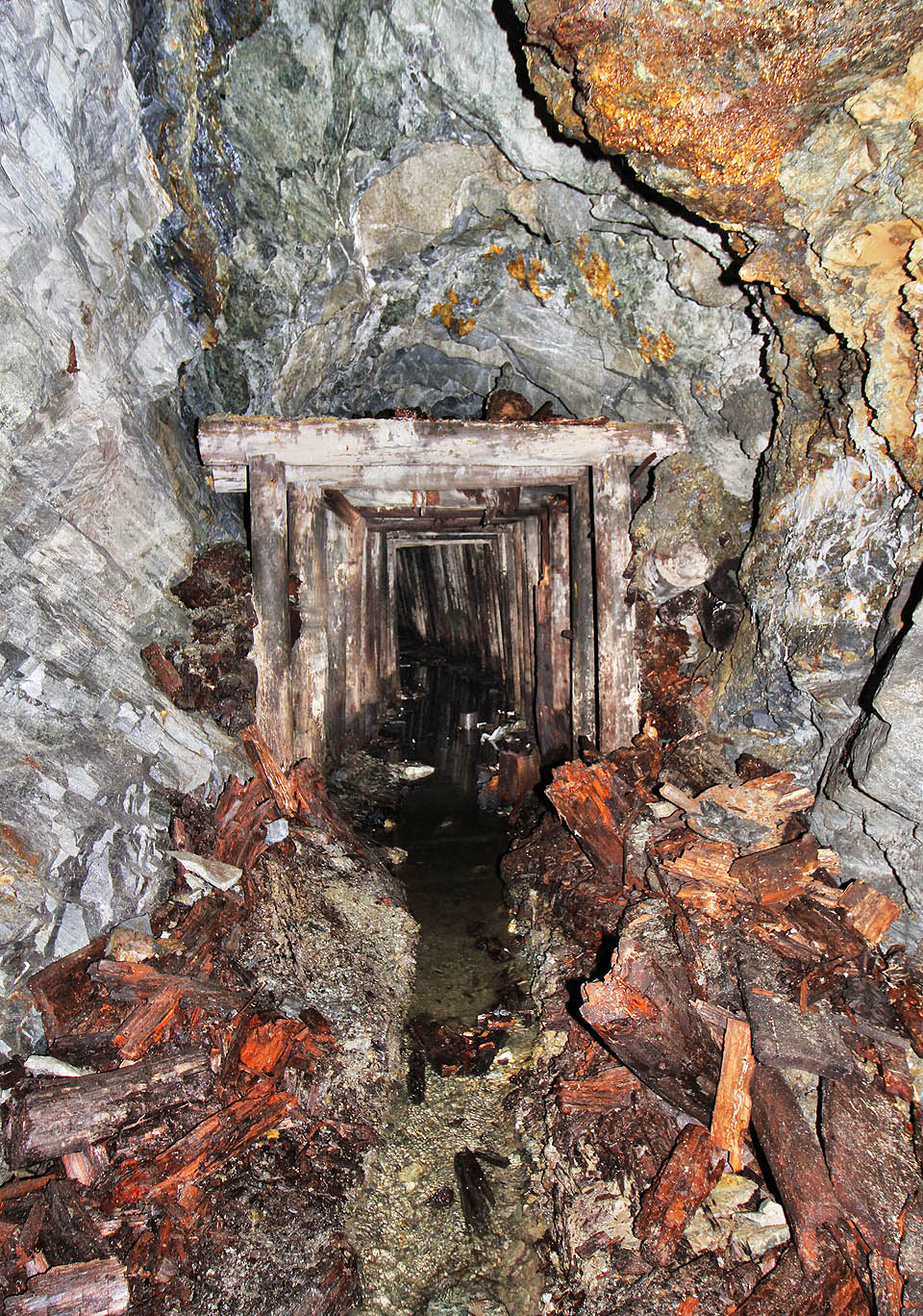 Tak vypadala v roce 2016 původní dřevěná výztuž v dole.