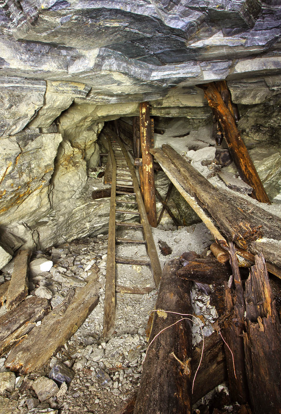 Porušené žebříky lezního oddělení.