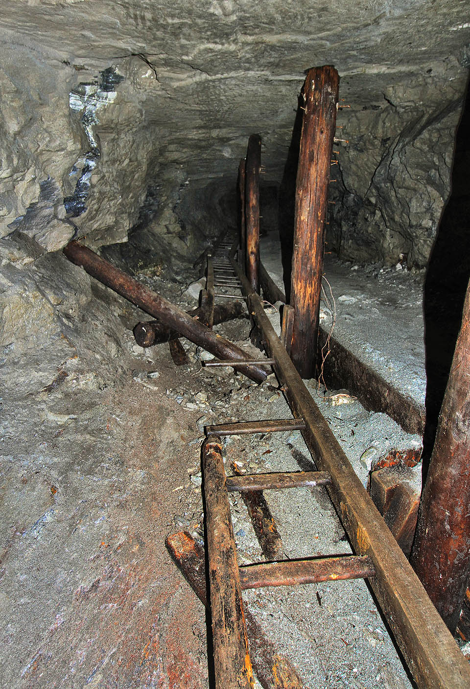 Porušené žebříky lezního oddělení.