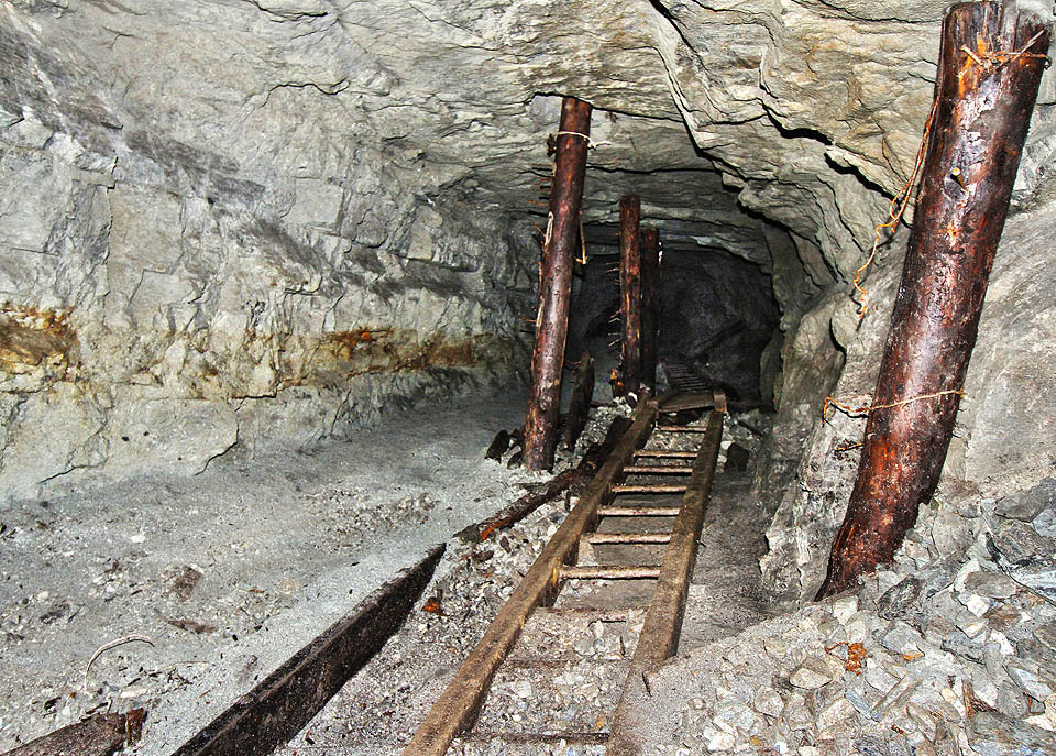 Pohled sýpem dolů.