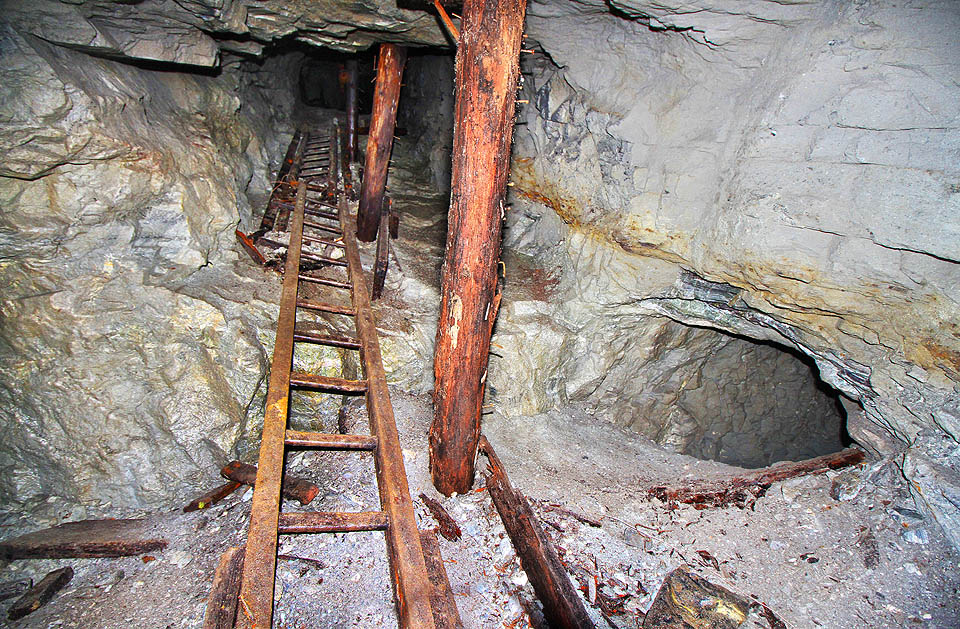 Slepé pokračování sýpu do vyšších poloh ložiska z horizontu + 25 m.