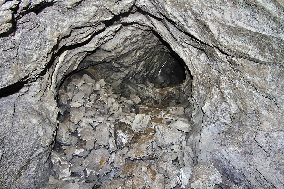 Chodba horizontu +25 m zaplněná rudninou po těžebních pracech na dobývce.