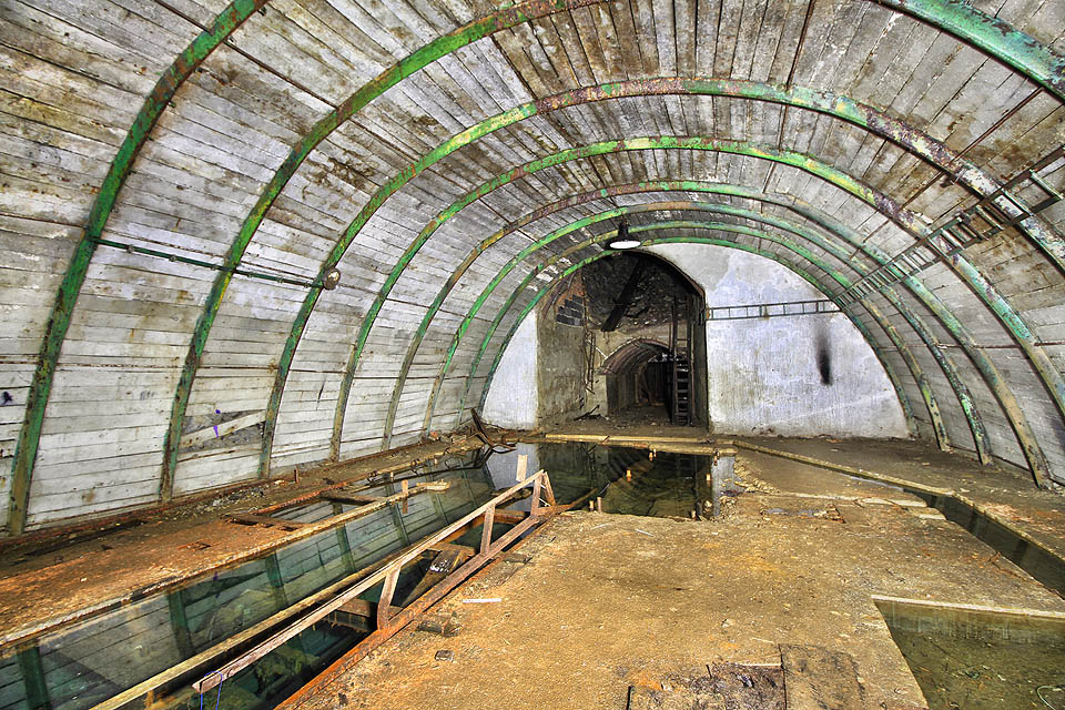 Strojovna těžního stroje, nejrozsáhlejší vydobytý podzemní prostor nesloužící k těžbě rudy v dole. V zatopených částech se nachází železobetonové fundamenty těžního a brzdového stroje, v pozadí slepá těžní jáma.