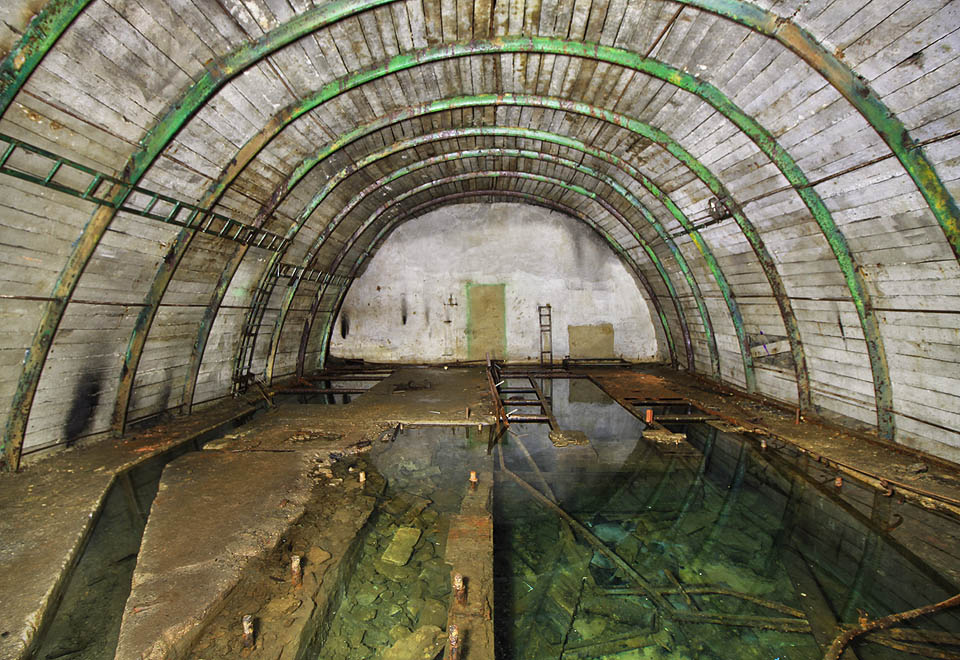Strojovna těžního stroje v pohledu od slepé jámy.