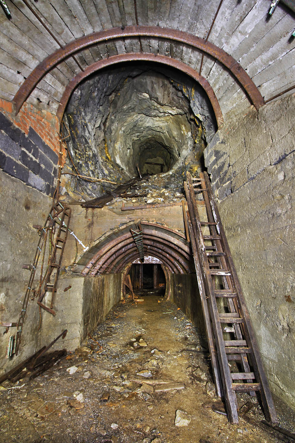 Přístup k jámě a šikmý komín pro vedení lan k lanovnici.