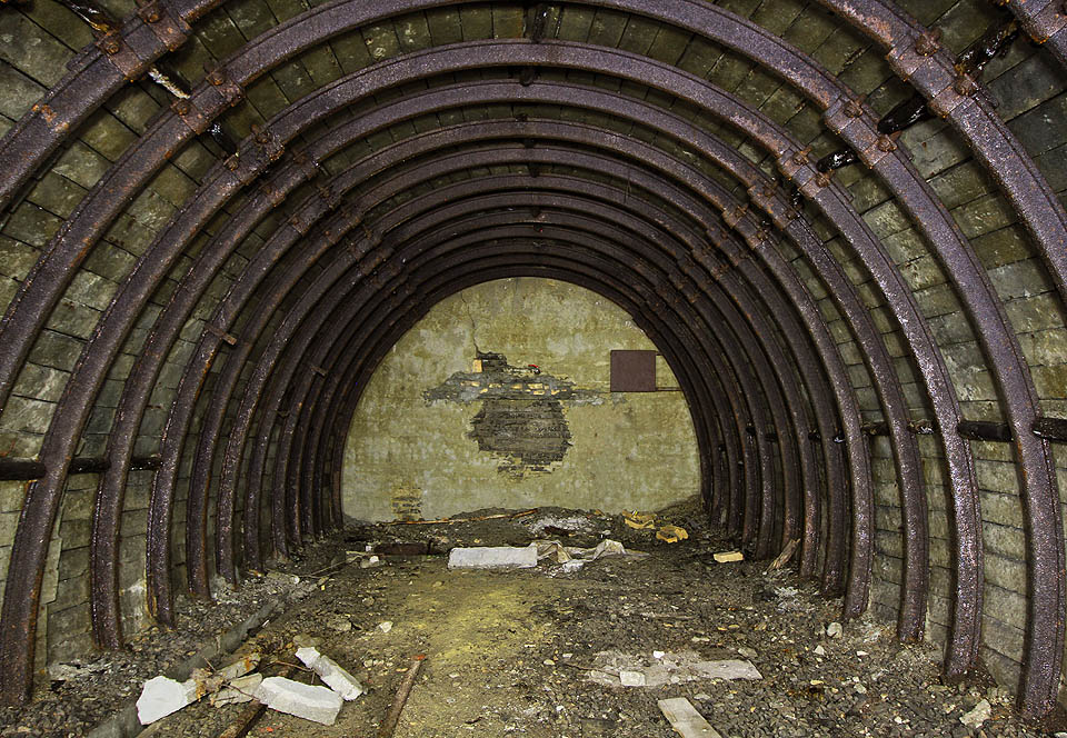 Betonová stěna má tloušťku několika desítek cm a pokusy o průnik jsou tedy víceméně bezpředmětné.