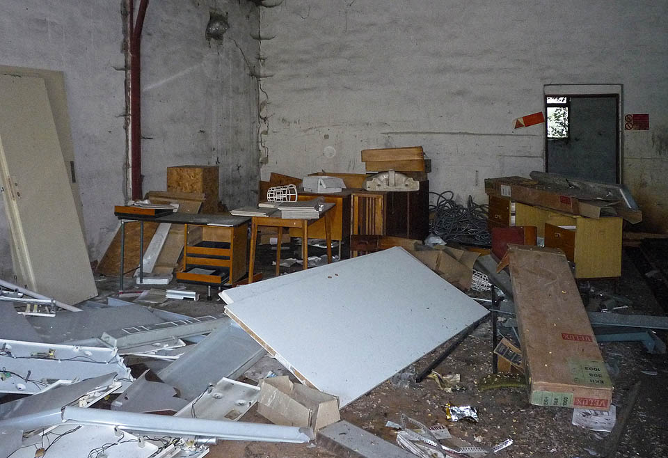 Uvnitř je zkáza neoddiskutovatelná. Zde už se jen čeká na poslední ránu.