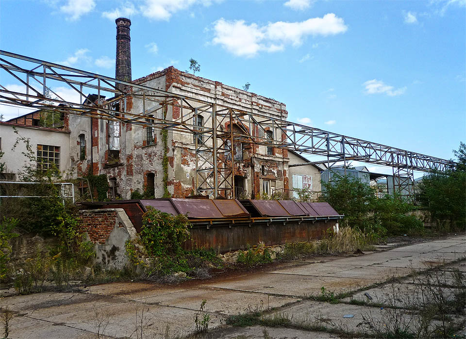 Pohled zdola, ze směru od nádraží bývalé vlečky.