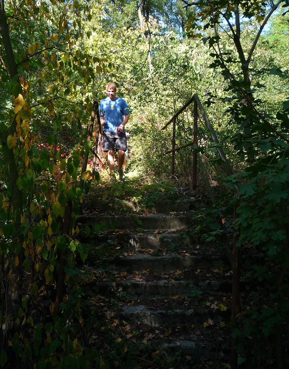 Mostek mezi areálem dolu a obcí vedl nad skalním zářezem vlečky.