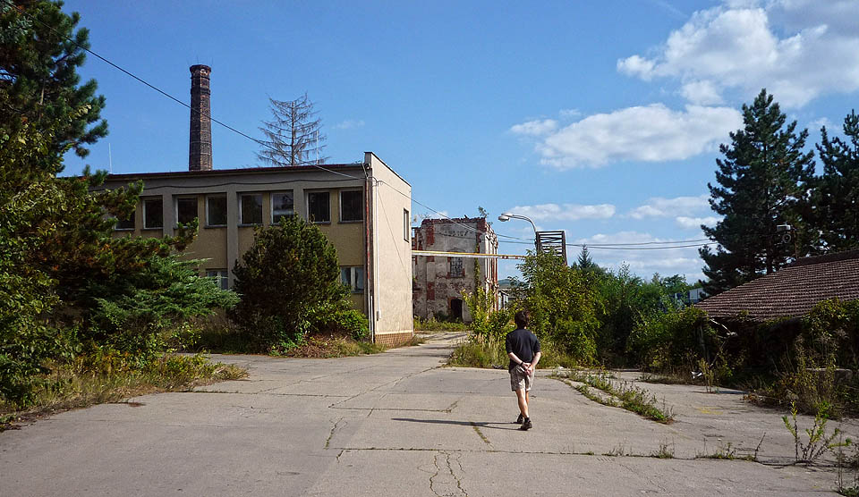 Vcházíme dovnitř mezi směsici starých a nových staveb, které přes sto let sloužily k dobývání černého uhlí až z kilometrových hloubek.