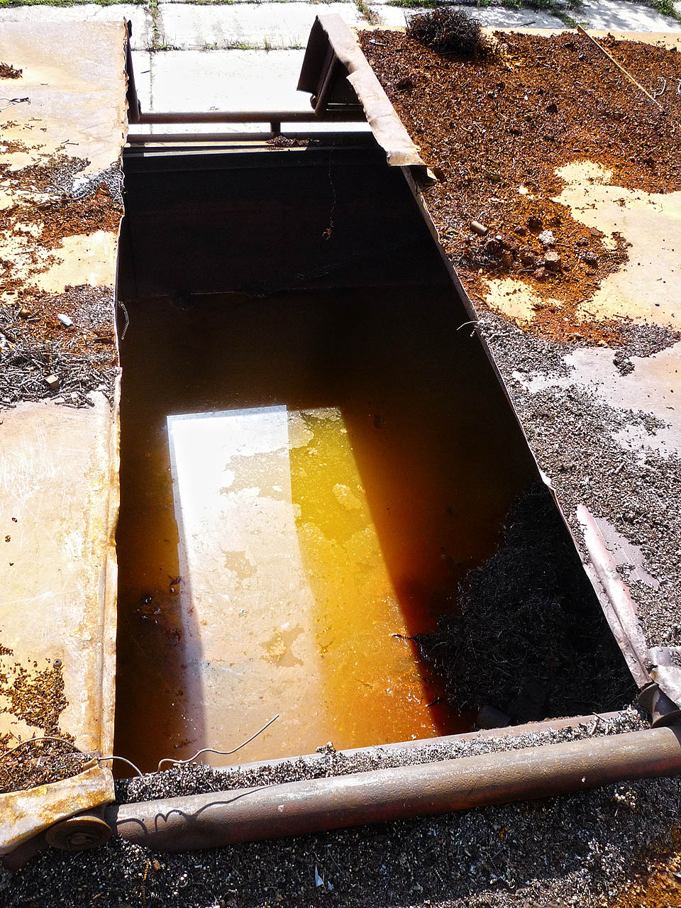 V nádržích rozličných účelů zahnívá olejem prosycená voda, kterou už nikdy nikdo nevyčistí.
