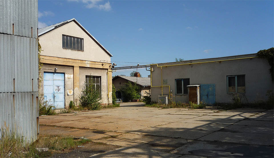 V některých zákoutích je stále ještě klid. Několik menších firem přebývá v rozvalinách mrtvého kolosu.