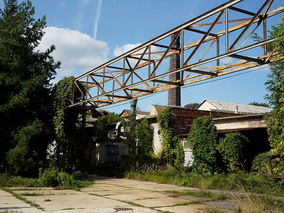 Zbývající stavby však nemilosrdně ovíjí šlahouny psího vápna matka příroda. Co si nvezme člověk, vezme si ona.