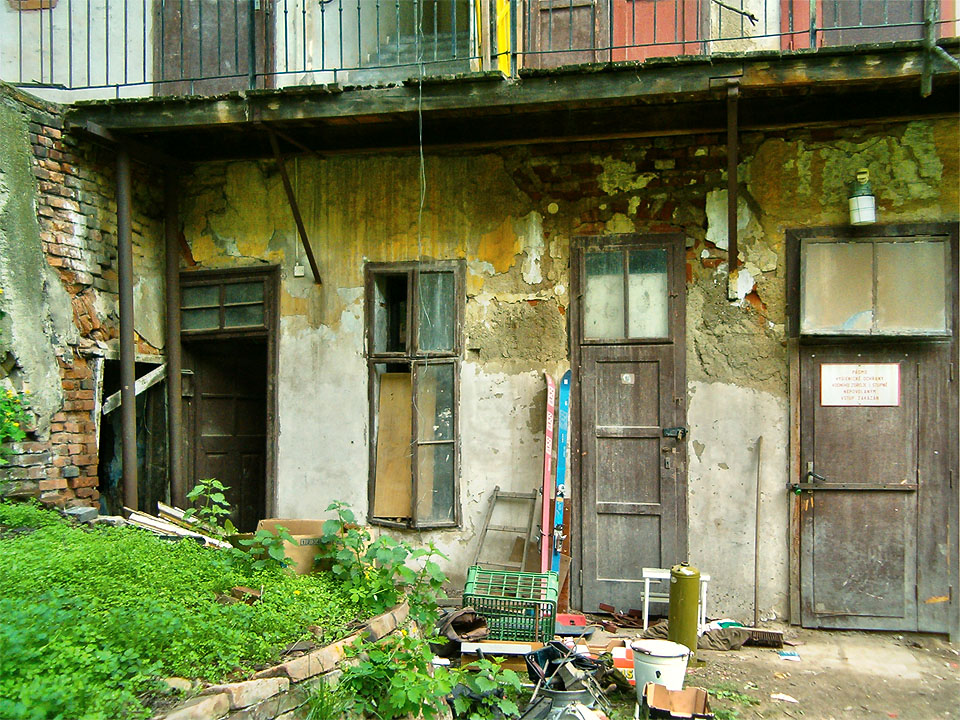 V roce 2006 začalo vystěhovávání obyvatel a dům U sedmi švábů se stal stavbou duchů. Staletí dostaveb, přestaveb a demolicí vytvořila zajímavá zákoutí nad zemí i pod ní.