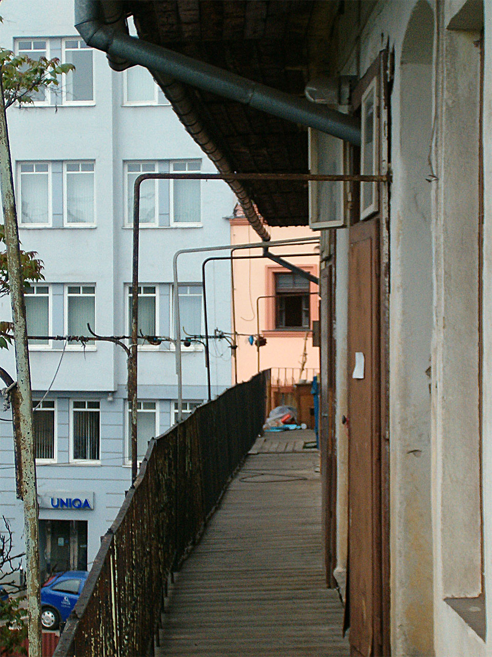 Nikdo už nspočítá, kolik tisíc lidí žilo mezi stěnami domu U sedmi švábů. Převážně dělníci z městských továren se tu rodili, prožívalí svá dětství i stáří, handrkovali se a diskutovali, pomlouvali a šetřili, stonali, uklízeli, modlili se a umírali po několik staletí.