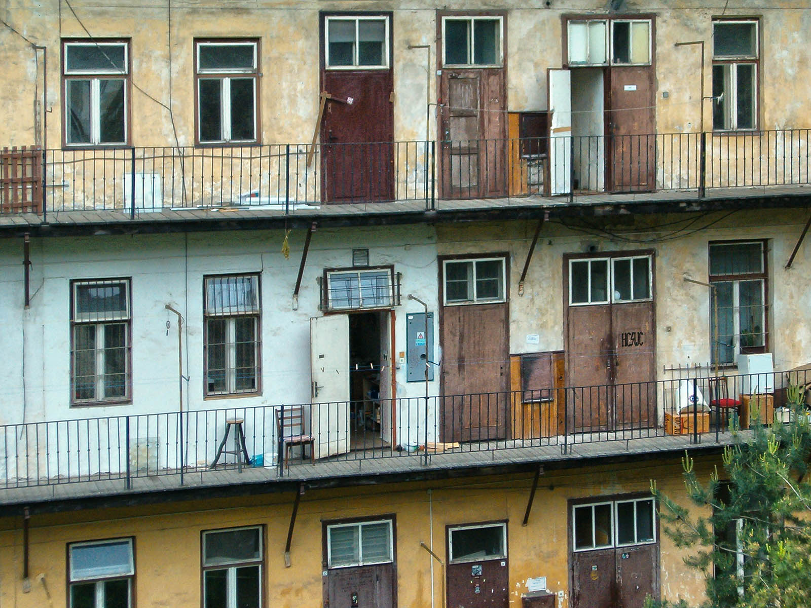 Romantika starých časů se v roce 2006 ještě dala pozorovat z protější pavlače dlouhé hodiny. Netrvalo však dlouho a měla zmizet najednou a provždy.